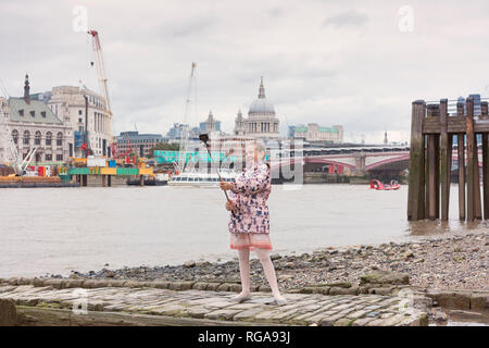 UK, London, Happy girl unter selfie vor der Themse Stockfoto