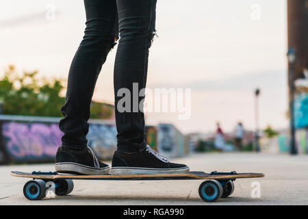 Nahaufnahme der jungen Frau reiten Skateboard Stockfoto