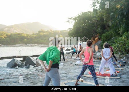 Mexiko, Mismaloya, Yoga Klasse bei Ocean Front Stockfoto