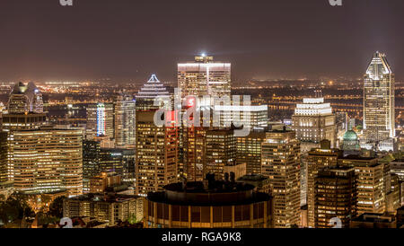 Montreal, Quebec, Kanada, 17. Juni 2018: Montreal Downtown in einer Sommernacht, Ansicht von Kondiaronk Belvedere Stockfoto