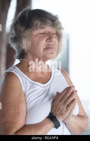 Ältere Frau eine Yoga Übung Stockfoto