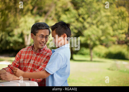 Gerne Vater und Sohn die Zeit zusammen in einem Park. Stockfoto