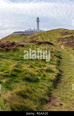 Trail zum Mull of Galloway Leuchtturm in Dumfries und Galloway, Schottland, Vereinigtes Königreich unter einem blauen Himmel mit weißen Wolken Stockfoto