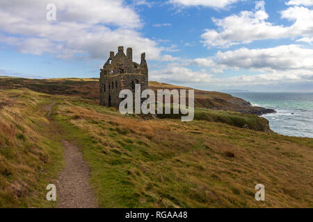 Dunskey Schloss thront auf einer Klippe mit Blick auf das Meer in der Nähe Portpatrick, Schottland, Vereinigtes Königreich unter einem dramatischen Himmel Stockfoto