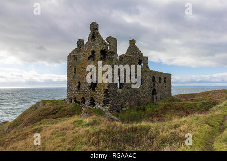 Dunskey Schloss thront auf einer Klippe mit Blick auf das Meer in der Nähe Portpatrick, Schottland, Vereinigtes Königreich unter einem dramatischen Himmel Stockfoto