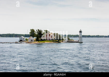 Thousand Islands National Park, St. Lawrence River, Ontario, Kanada, 17. Juni 2018: Rock Island Lighthouse an einem sonnigen Tag Stockfoto