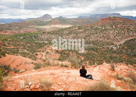 Frau Wanderer ruht auf Cathedral Rock Trail im Sedona Arizona Stockfoto