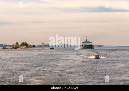 Thousand Islands National Park, St. Lawrence River, Ontario, Kanada, 17. Juni 2018: Rock Island Lighthouse, mit Schiffe und Boote eng vorbei Stockfoto