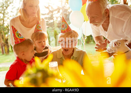 Glückliche Großfamilie auf einem Garten Geburtstag Stockfoto