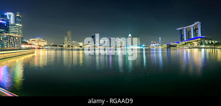 Singapur, Singapur - ca. September 2017: Skyline von Singapur Stadt bei Nacht, Singapur. Stockfoto