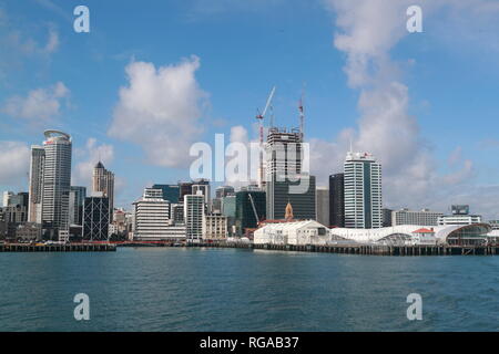 Blick auf Aucklands Skyline mit dem Fährterminal, Neuseeland Stockfoto