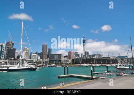 Skyline von Auckland Harbour an einem sonnigen Tag, Neuseeland Stockfoto