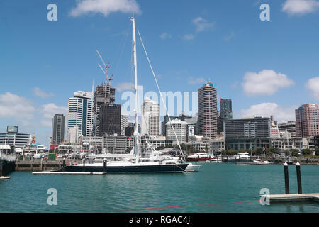 Skyline von Auckland Harbour an einem sonnigen Tag, Neuseeland Stockfoto