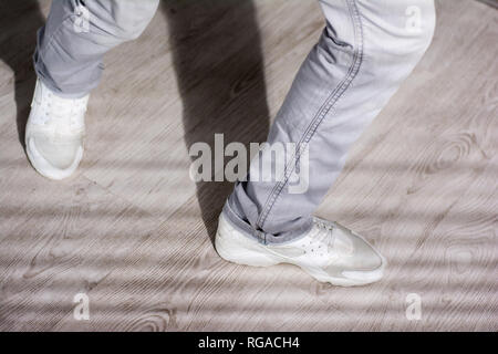 Beine von modernen Stil männliche Tänzer. Junge Mann in dynamischen Pose, Beschnittenes Bild. Freestyle Tanzen Tanzen. Stockfoto