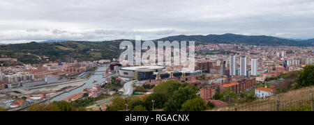 Panaoramic Blick auf Bilbao, mit dem Ria, Fußball-Stadion und viele Gebäude Stockfoto