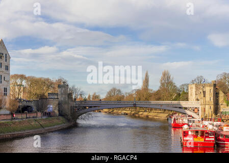 Lendal Bridge in New York mit alten und modernen Gebäuden auf jeder Seite. Sportboote liegen in der Nähe der Brücke und einem blauen bewölkten Himmel ist vor Anker. Stockfoto