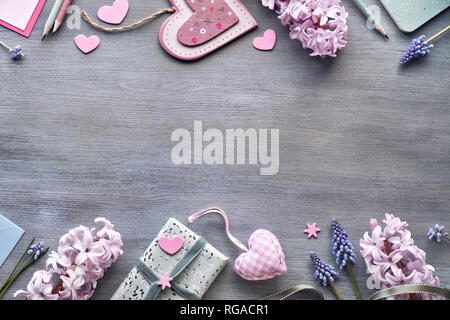 Valentines Tag oder Frühling Feier, flach mit Hyazinthen Blumen, Karten, Geschenken und rosa Herzen mit copy-Raum Stockfoto