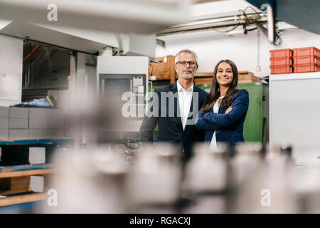 Geschäftsmann eine Frau in High Tech Unternehmen, schauen zuversichtlich Stockfoto