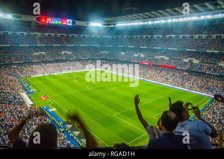 Die Leute, die selfies im Santiago Bernabeu Stadium, während eines Fußballspiels. Madrid, Spanien. Stockfoto