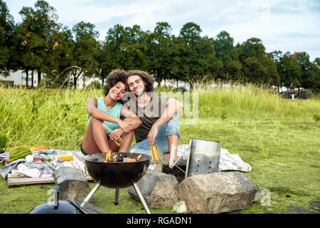 Glückliches Paar Grillen in der Natur Stockfoto