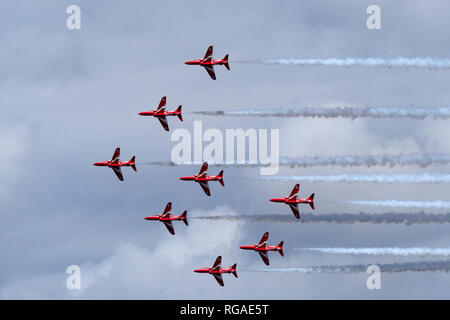 Die acht Flugzeuge der 9 Ebene Team rote Pfeile diplat Team bei einer Show auf Streitkräfte Tag in Scarborough Thrill einer riesigen Menge gatthered zu beobachten, der wo Stockfoto