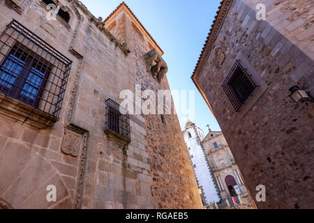 Palacio De Los Golfines de Abajo, Concatedral de Santa María de Cáceres, Plaza de los Golfines, Caceres, Extremadura, Spanien Stockfoto