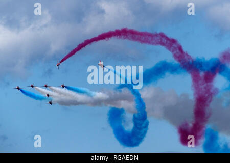 Die acht Flugzeuge der 9 Ebene Team rote Pfeile diplat Team bei einer Show auf Streitkräfte Tag in Scarborough Thrill einer riesigen Menge gatthered zu beobachten, der wo Stockfoto