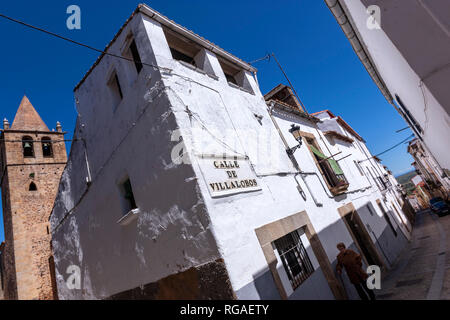 Schmale Straße mit weißen Häusern in der Calle de Villalobos in Caceres, Extremadura, Spanien Stockfoto