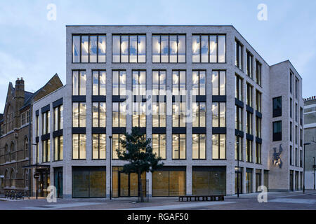 Dämmerung Blick über Leonard Street Circus in Richtung beleuchtete Gebäude. Paul Street, London, Vereinigtes Königreich. Architekt: Steif+Trevillion Architekten, 20. Stockfoto