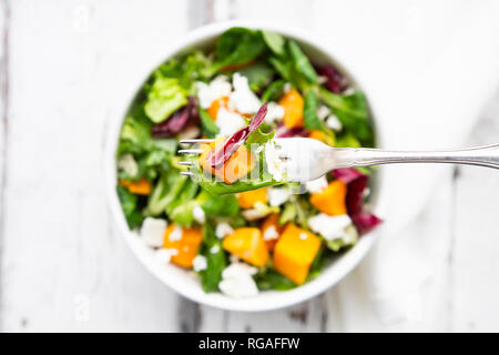 Gabel der herbstlichen Salat mit Feta und Hokkaido Kürbis Stockfoto