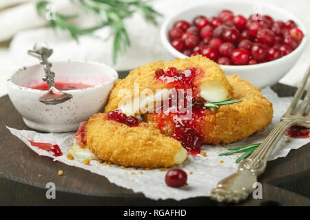 Gebackenen oder frittierten Camembert oder Brie Käse mit Preiselbeeren und Rosmarin Sauce. Gourmet Frühstück. Selektiver Fokus Stockfoto