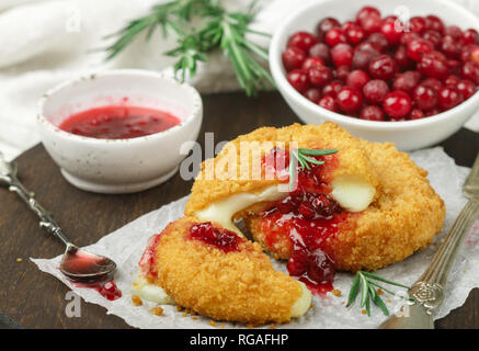 Gebackenen oder frittierten Camembert oder Brie Käse mit Preiselbeeren und Rosmarin Sauce. Gourmet Frühstück. Selektiver Fokus Stockfoto
