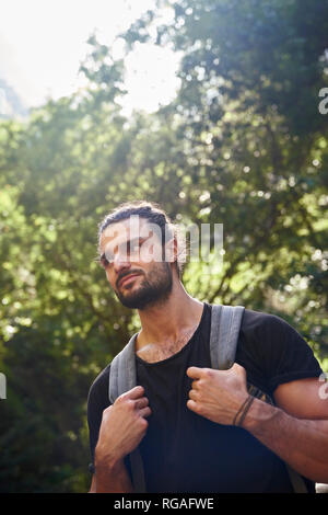 Spanien, Kanarische Inseln, La Palma, Wanderer mit Rucksack in einem Wald Stockfoto