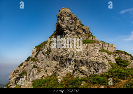 Babin zub (Zahn) Der Gramdmather ist die schönsten Gipfel des Stara Planina (Balkan). Die eindrucksvolle und großen markanten Felsen Stockfoto