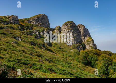 Babin zub (Zahn) Der Gramdmather ist die schönsten Gipfel des Stara Planina (Balkan). Die eindrucksvolle und großen markanten Felsen Stockfoto