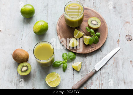 Gläser kiwi Limettensaft Stockfoto