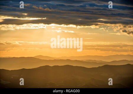 Italien, Umbrien, Monte Cucco Park, Apennin bei Sonnenuntergang Stockfoto