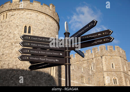 Touristische Hinweisschilder außerhalb Schloss Windsor, Berkshire Stockfoto