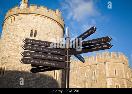 Touristische Hinweisschilder außerhalb Schloss Windsor, Berkshire Stockfoto