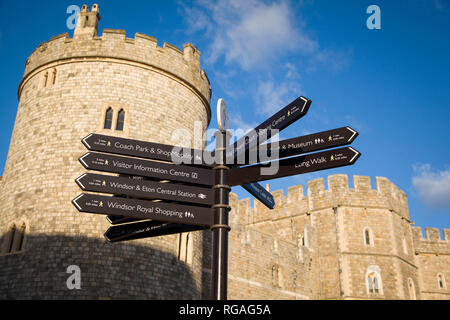 Touristische Hinweisschilder außerhalb Schloss Windsor, Berkshire Stockfoto