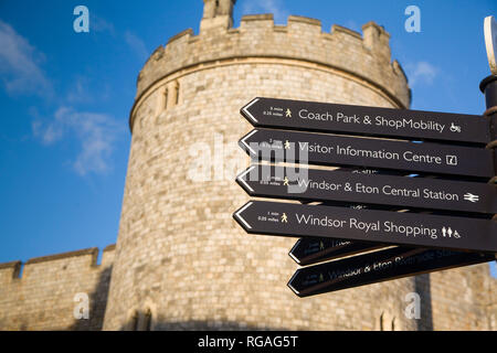 Touristische Hinweisschilder außerhalb Schloss Windsor, Berkshire Stockfoto