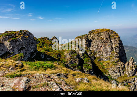 Babin zub (Zahn) Der Gramdmather ist die schönsten Gipfel des Stara Planina (Balkan). Die eindrucksvolle und großen markanten Felsen Stockfoto