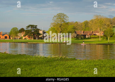 Ein Sommer Picknick an der Themse in der Abendsonne, das durch das Dorf von Remenham, Berkshire, Stockfoto