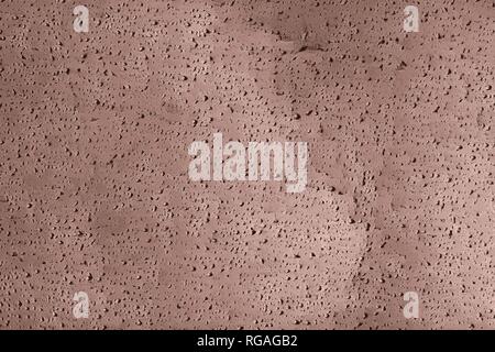 Feuchte Textur von Regentropfen auf ein Fenster im Herbst Stockfoto