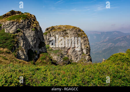 Babin zub (Zahn) Der Gramdmather ist die schönsten Gipfel des Stara Planina (Balkan). Die eindrucksvolle und großen markanten Felsen Stockfoto