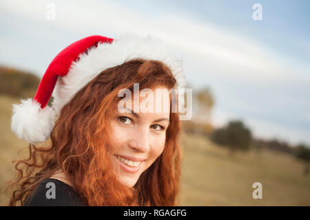 Porträt der rothaarige junge Frau trägt Weihnachten Gap in der Natur Stockfoto