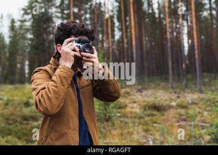 Finnland, Lappland, Mann, Bild in ländlichen Landschaft Stockfoto