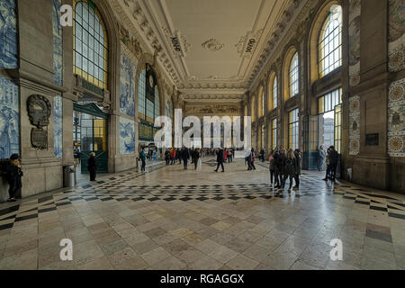 Halle des Bahnhof San Bento mit blauen Kacheln dekoriert, die Geschichte von Portugal in der Stadt Porto Stockfoto