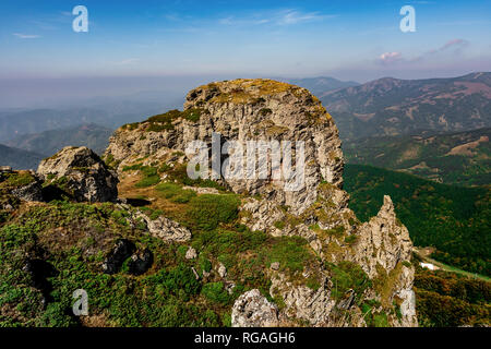 Babin zub (Zahn) Der Gramdmather ist die schönsten Gipfel des Stara Planina (Balkan). Die eindrucksvolle und großen markanten Felsen Stockfoto