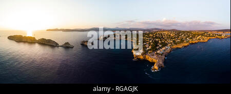 Spanien, Mallorca, Region Calvia, Luftaufnahme von Isla Malgrats und Santa Ponca bei Dämmerung Stockfoto